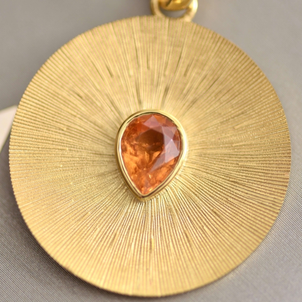 Yellow gold pendant with spessartine garnet