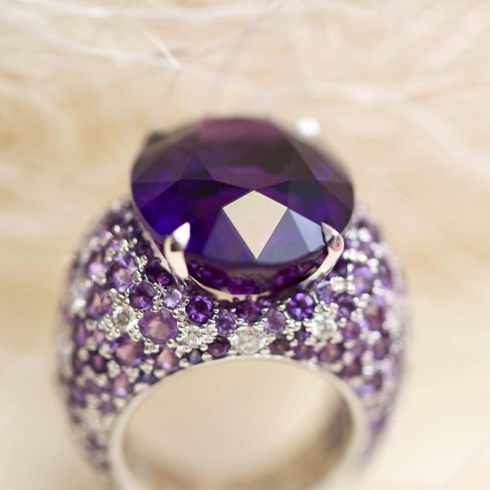 Purple brazilian amethyst, small amethysts and diamonds white gold coctail ring