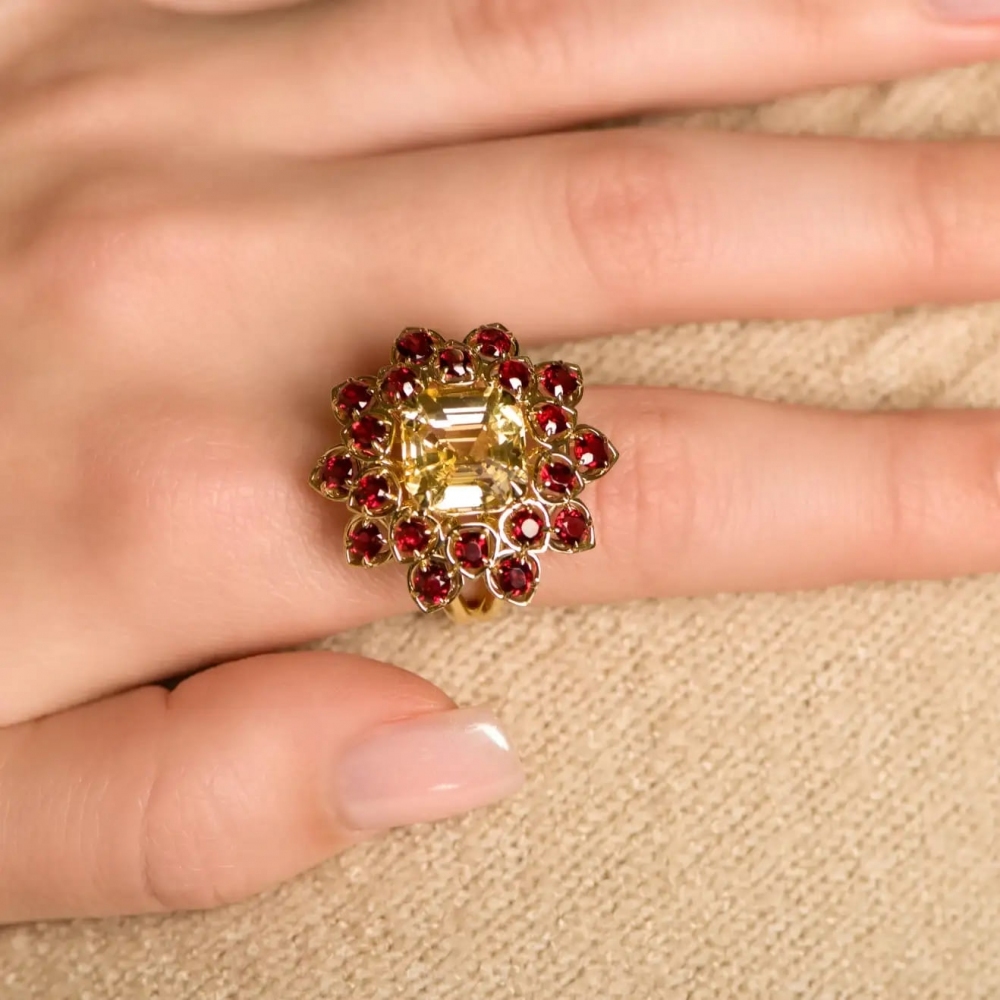 4,57 Carat Yellow Sapphire Red Spinel 18 Karat Yellow Gold Flower Cocktail Ring