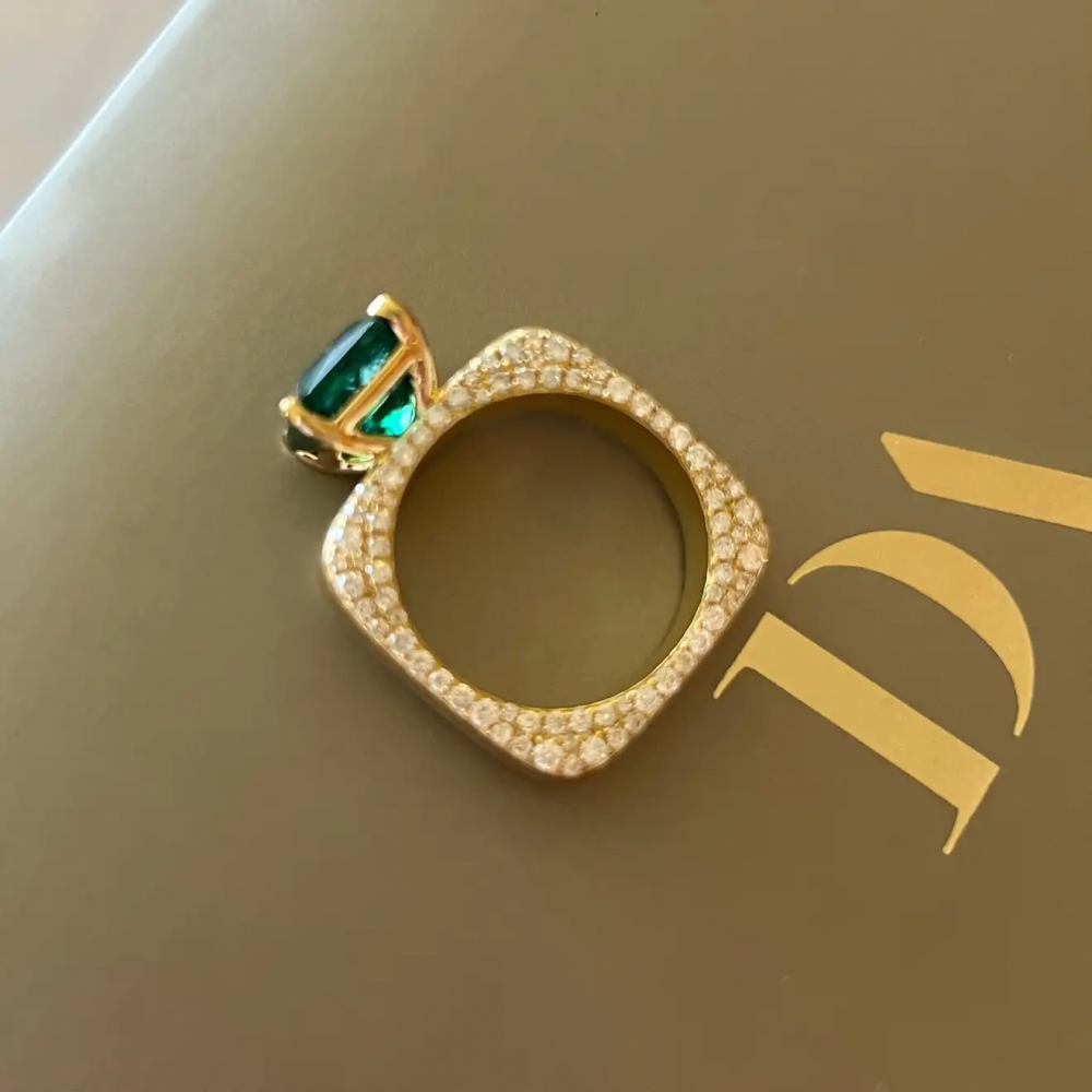 3,92 Carat Natural Emerald Diamond 18 Karat Yellow Gold Ring 