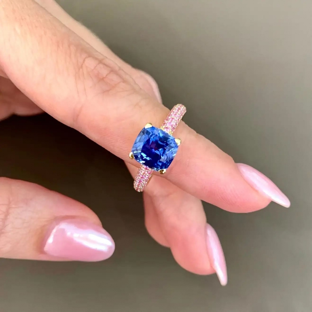 5,08 Carat Natural Cornflower Blue Sapphire Pink Sapphires 18 Karat Gold Ring
