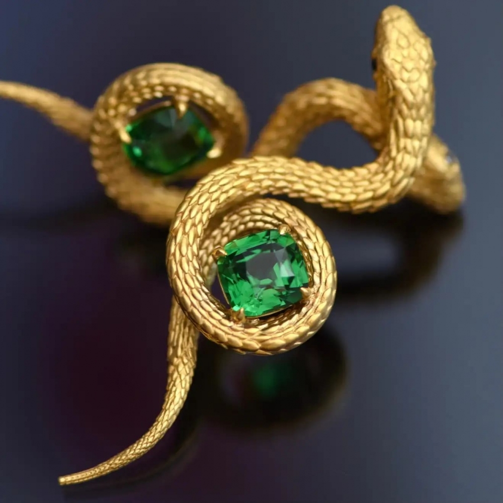 5,34 Carat Vivid Green Tsavorite 18 Karat Yellow Golden Serpent Earrings by D&A