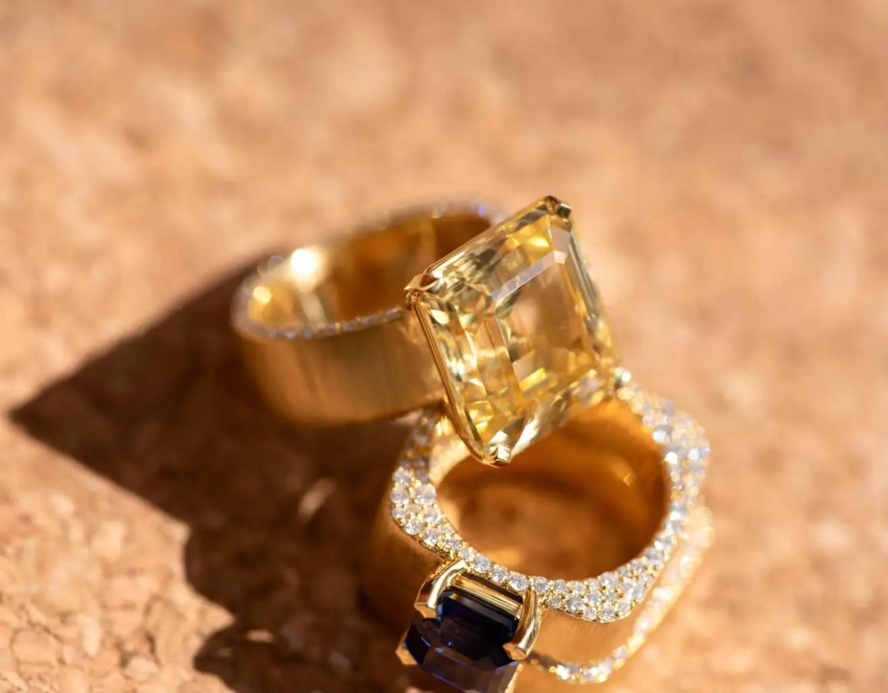 4 Carat Royal Blue Sapphire Diamond 18 Karat Yellow Gold Ring Sahara by D&A