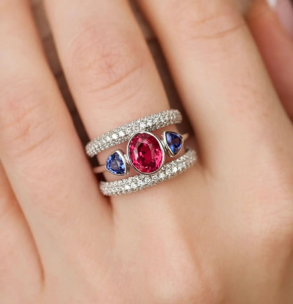 Hot Pink Sapphire 2,5 Ct with Tanzanites and Diamonds 18 Karat White Gold Ring