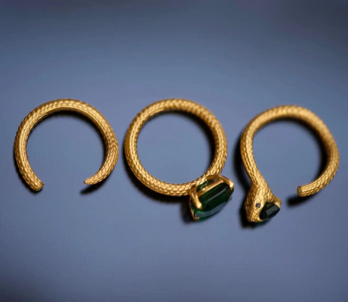 7,7 Carat Natural Tsavorite 18 Karat Yellow Gold Serpent Transformer Ring by D&A