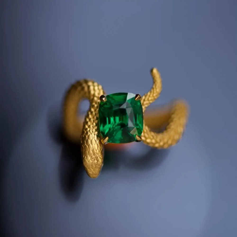2,54 Carat Vivid Green Tsavorite 18 Karat Yellow Gold Serpent Ring by D&A