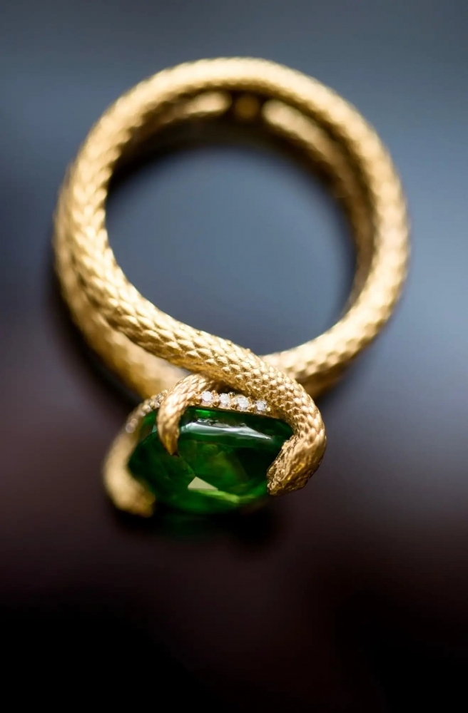 Snake Ring 6 Carat Intense Green Natural Tsavorite 18 Karat Yellow Gold