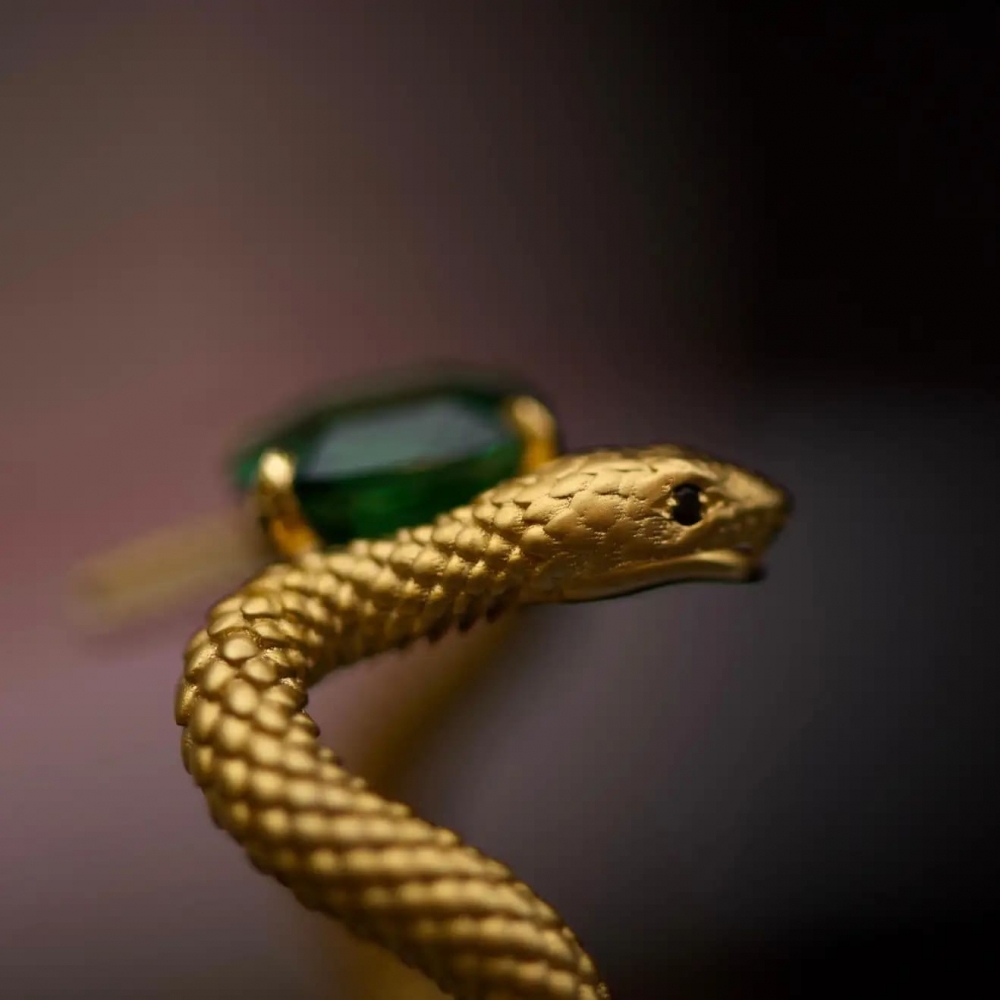 2,54 Carat Vivid Green Tsavorite 18 Karat Yellow Gold Serpent Ring by D&A