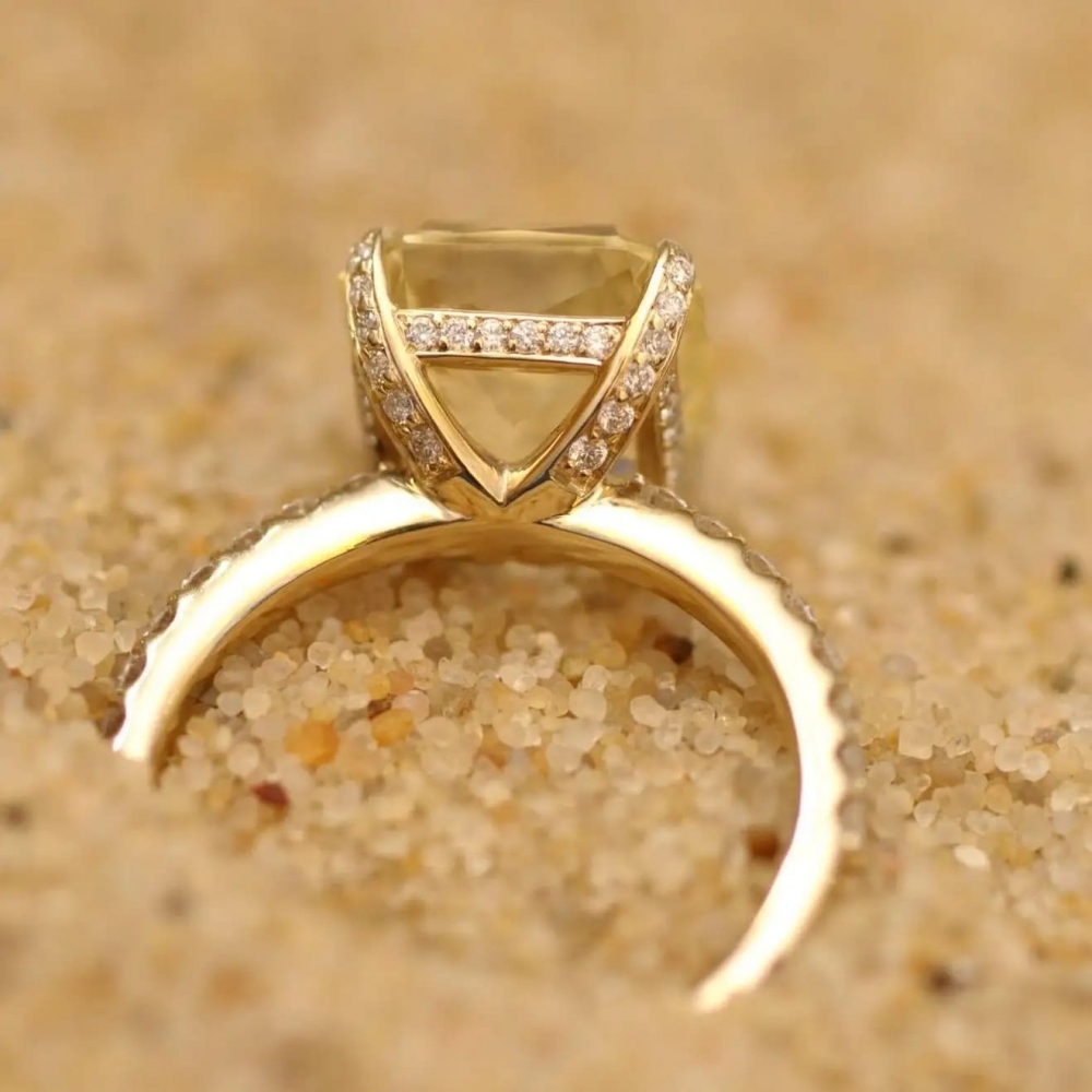 4,57 Carat Natural Untreated Yellow Sapphire Diamonds 18 Karat Yellow Gold Ring