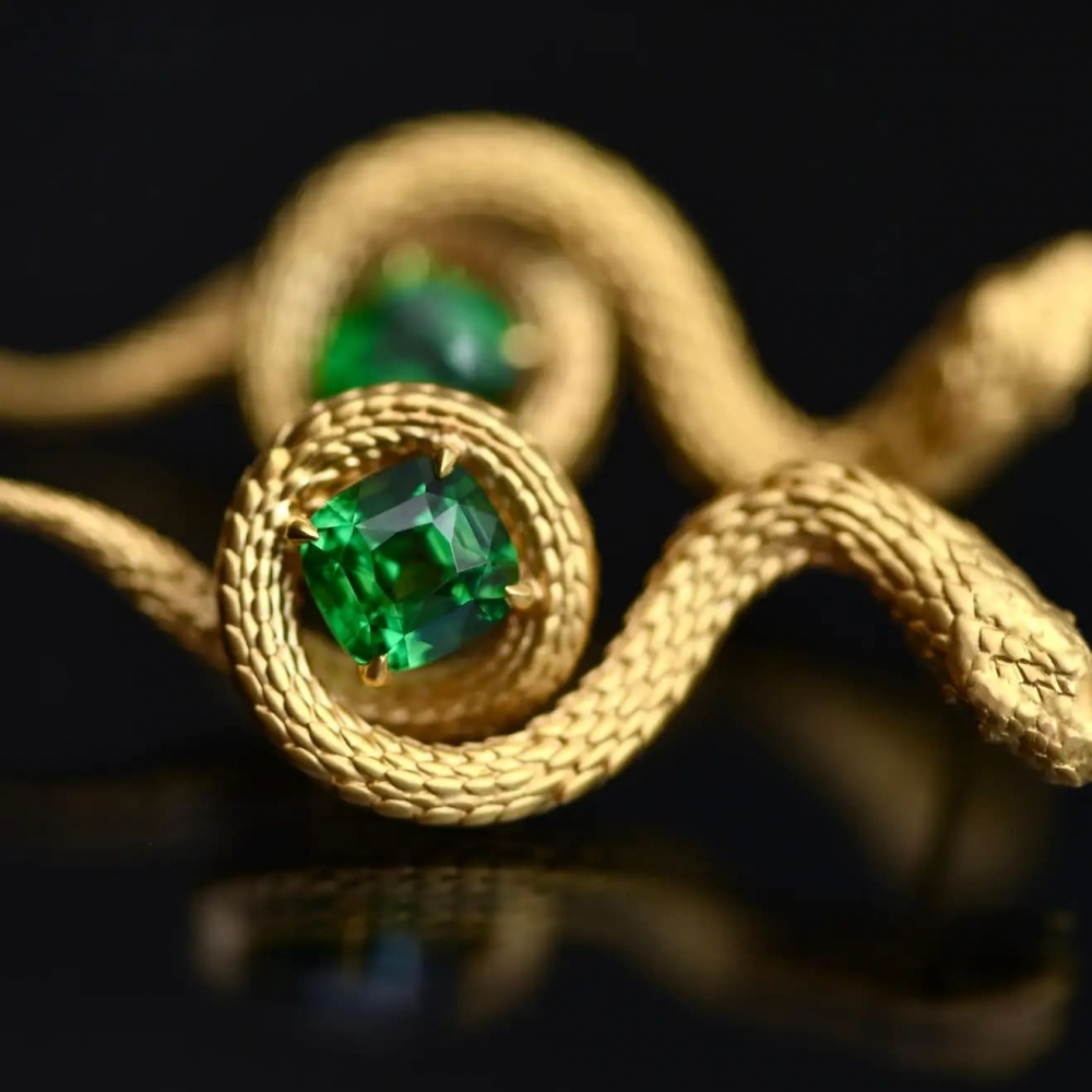 5,34 Carat Vivid Green Tsavorite 18 Karat Yellow Golden Serpent Earrings by D&A