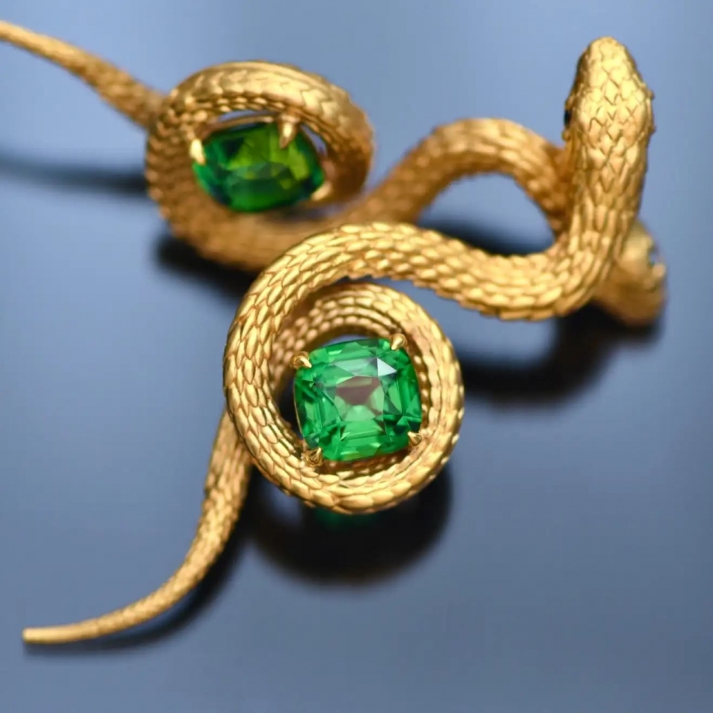 5,34 Carat Vivid Green Tsavorite 18 Karat Yellow Golden Serpent Earrings by D&A