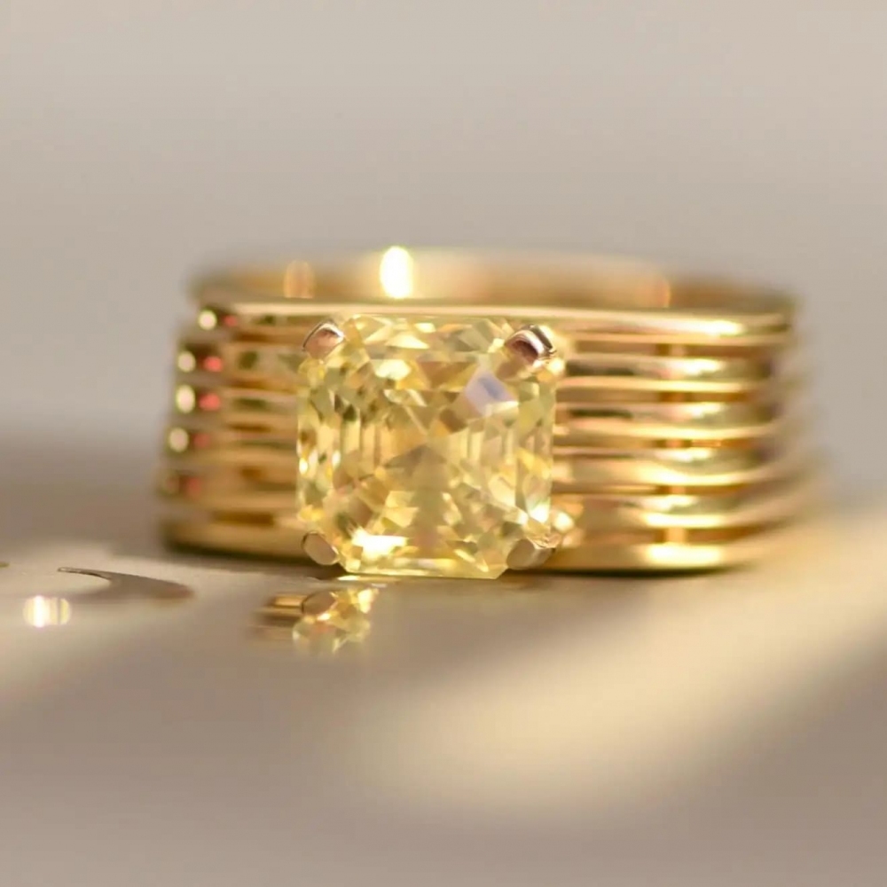 4,08 Carat Natural Yellow Sapphire 18 Karat Yellow Gold Ring 