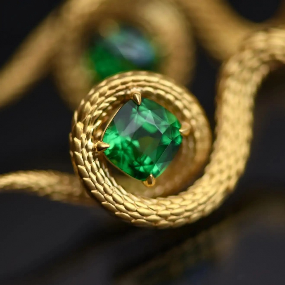 5,34 Carat Vivid Green Tsavorite 18 Karat Yellow Golden Serpent Earrings by D&A