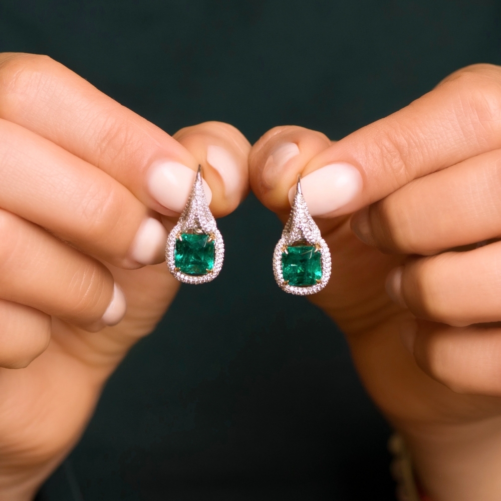 Zambian Emerald and Diamonds White Gold Earrings