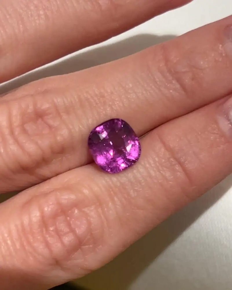 4,03 Carat Natural Purple Sri Lankan Sapphire