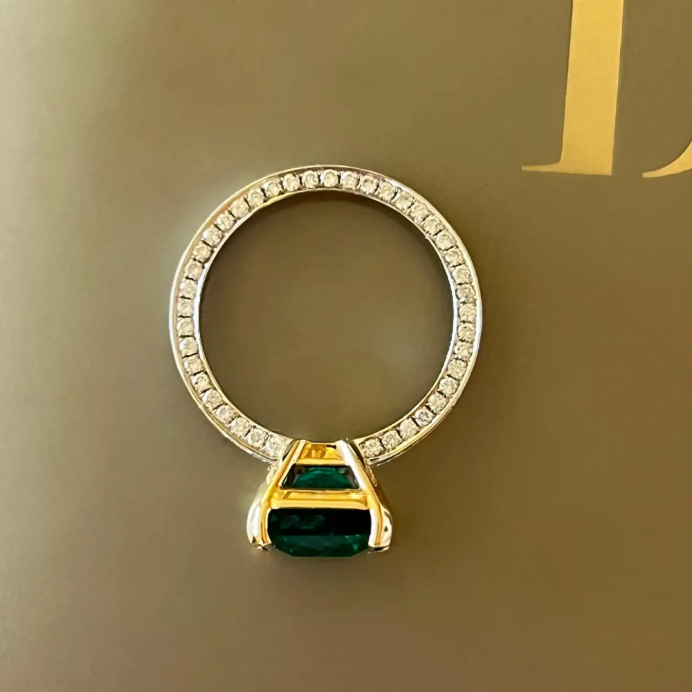 3,92 Carat Natural Emerald 18 Karat White Gold Diamonds Art Deco Collection Ring