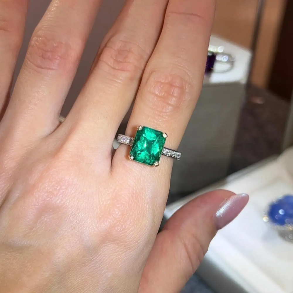 3,92 Carat Natural Emerald 18 Karat White Gold Diamonds Art Deco Collection Ring