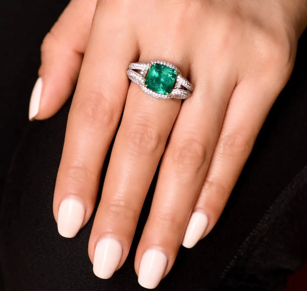 3,9 Carat Zambian Emerald Diamond 18 Karat White Gold Ring