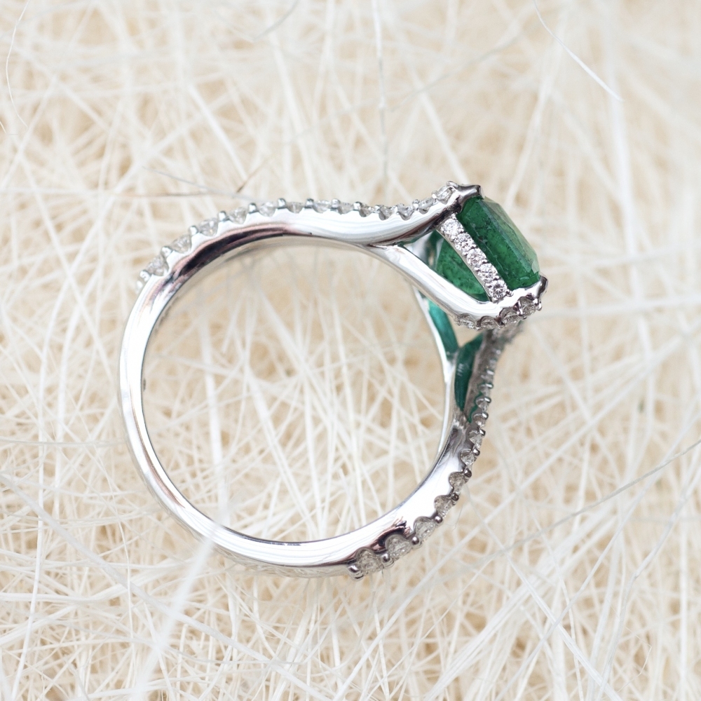 Zambian Emerald and Diamonds White Gold Ring