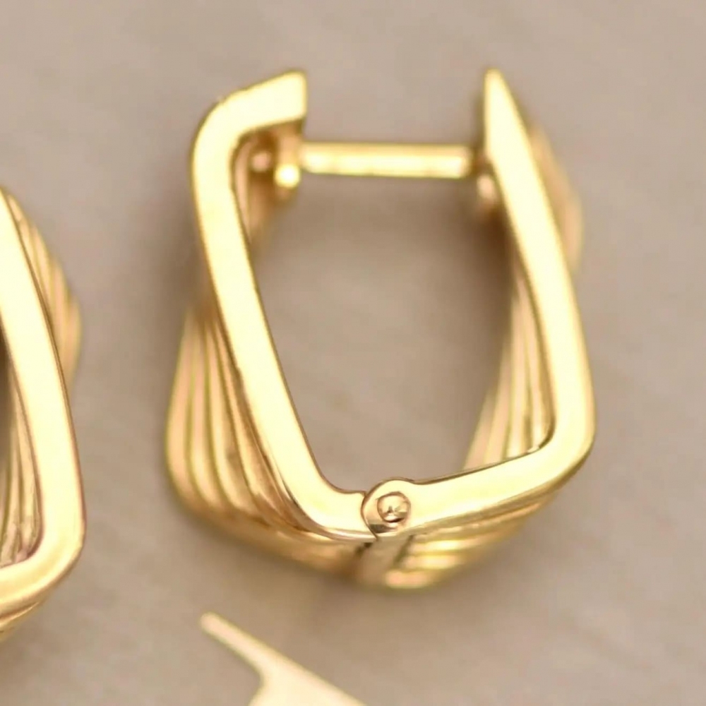 18 Karat Yellow Gold Stud Earrings 