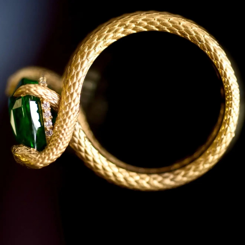 Snake Ring 6 Carat Intense Green Natural Tsavorite 18 Karat Yellow Gold