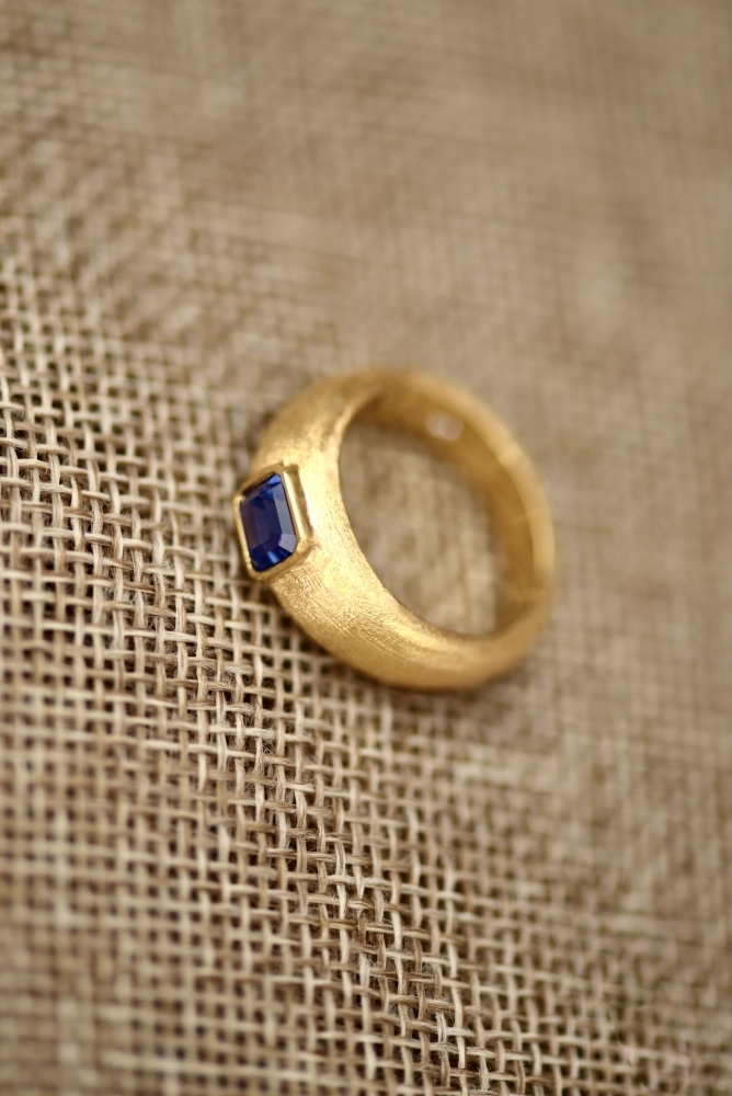Blue Sapphire 18 Karat Yellow Gold Ring, 
