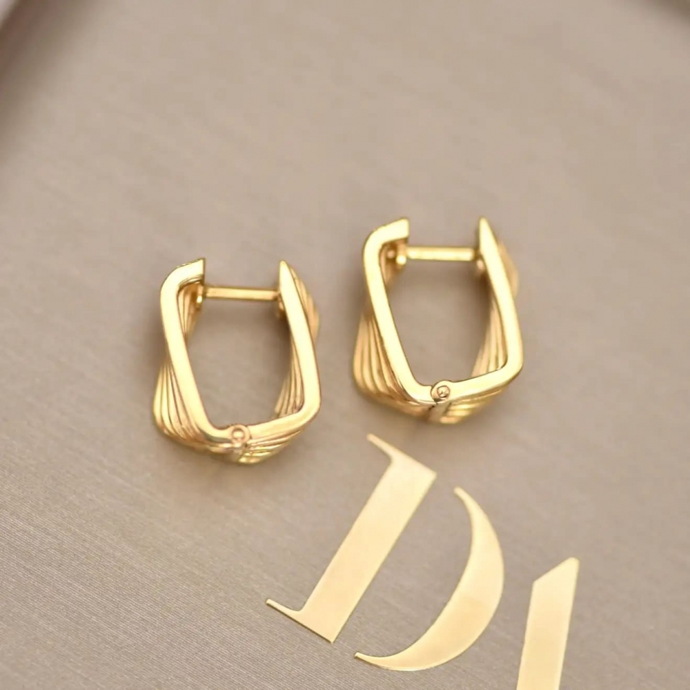 18 Karat Yellow Gold Stud Earrings 