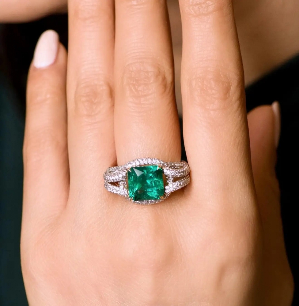 3,9 Carat Zambian Emerald Diamond 18 Karat White Gold Ring