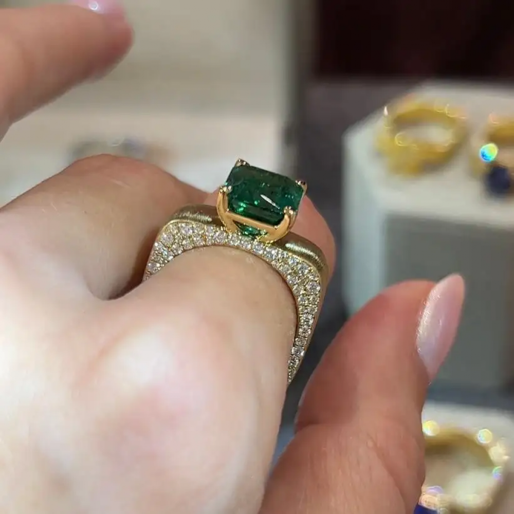 3,92 Carat Natural Emerald Diamond 18 Karat Yellow Gold Ring 