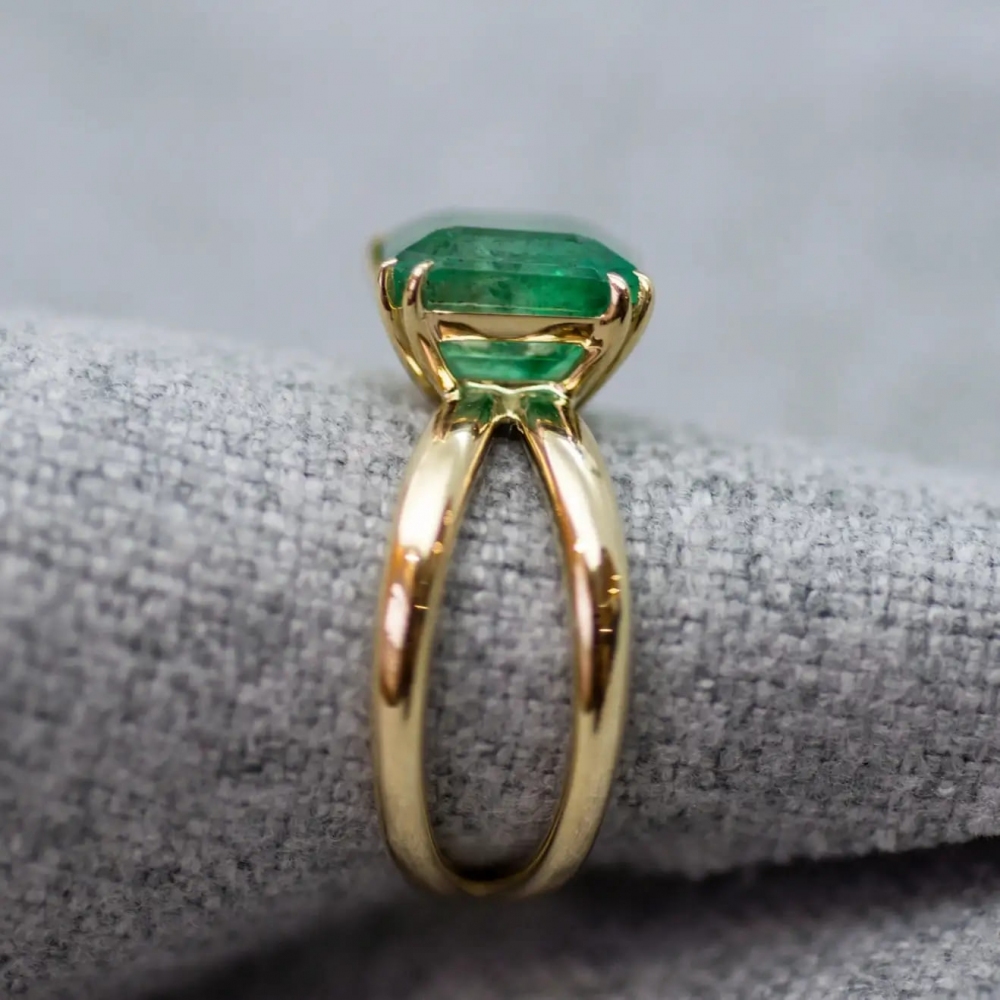 3,92 Carat Intense Green Minor Oil Natural Emerald 18 Karat Yellow Gold Ring