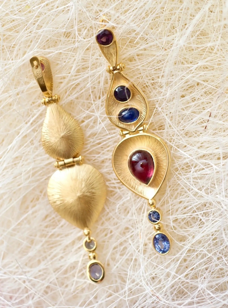 9 Carat Garnet Color Change Sapphire Spinel 18 Karat Yellow Gold Egypt Earrings