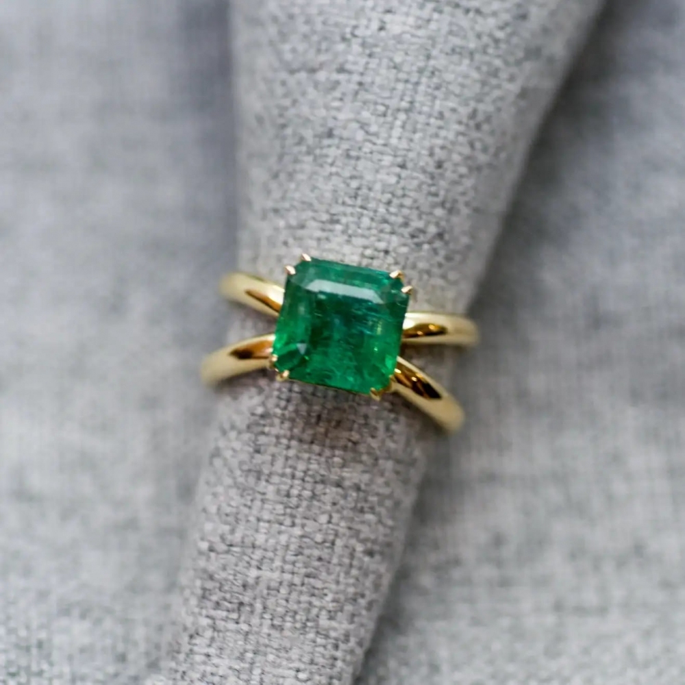 3,92 Carat Intense Green Minor Oil Natural Emerald 18 Karat Yellow Gold Ring