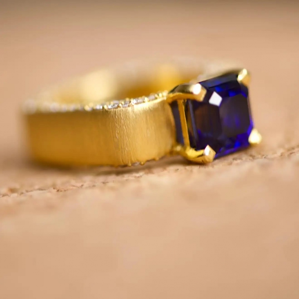 4 Carat Royal Blue Sapphire Diamond 18 Karat Yellow Gold Ring Sahara by D&A