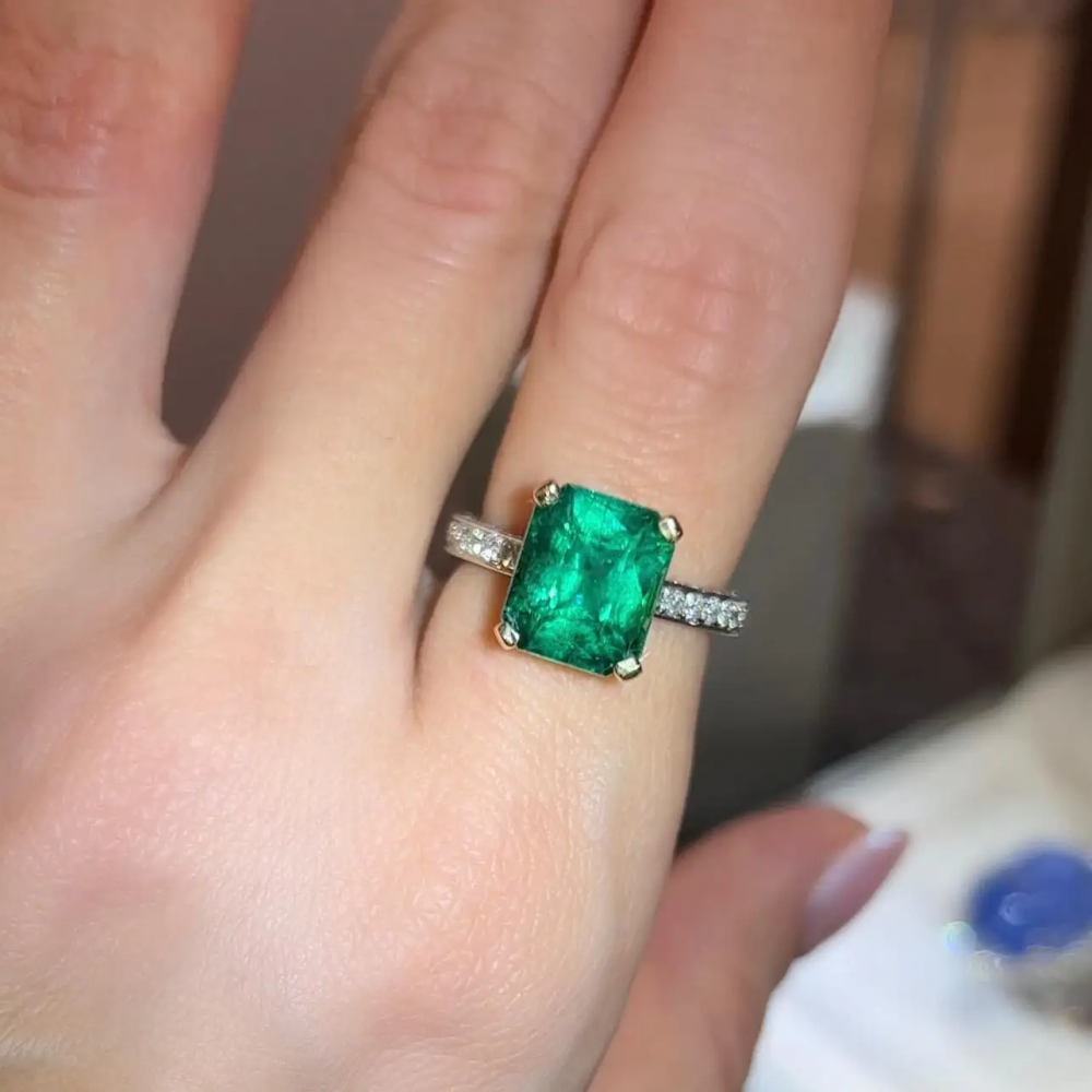 3,92 Carat Natural Emerald 18 Karat White Gold Diamonds Art Deco Collection Ring
