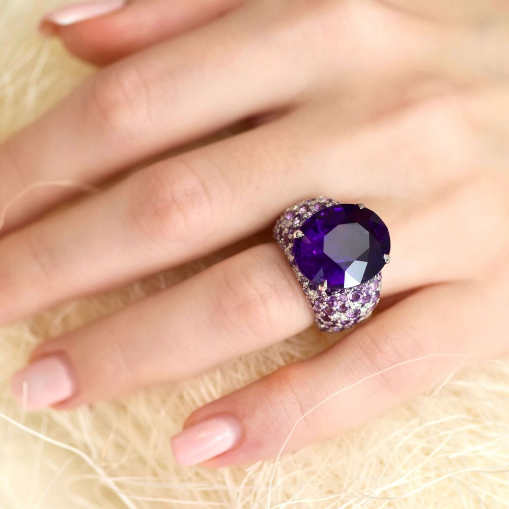 Purple brazilian amethyst, small amethysts and diamonds white gold coctail ring