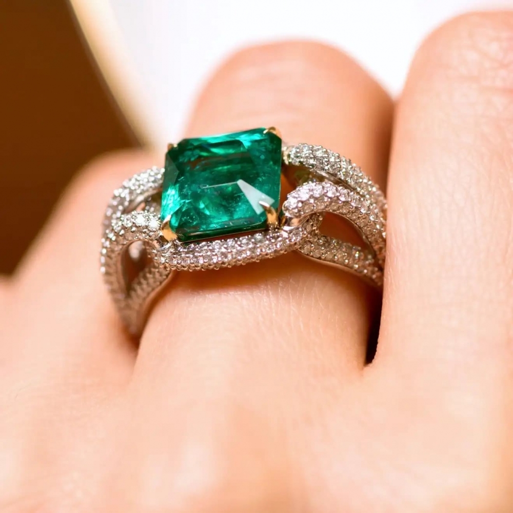 3,9 Carat Zambian Emerald Diamond 18 Karat White Gold Ring