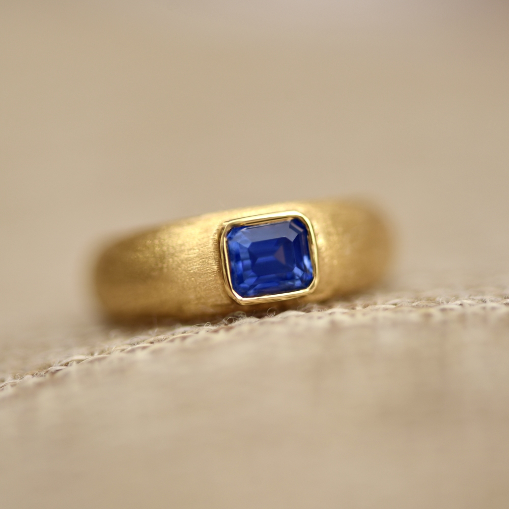 Color Change Sapphire 18 Karat Yellow Gold Ring, 