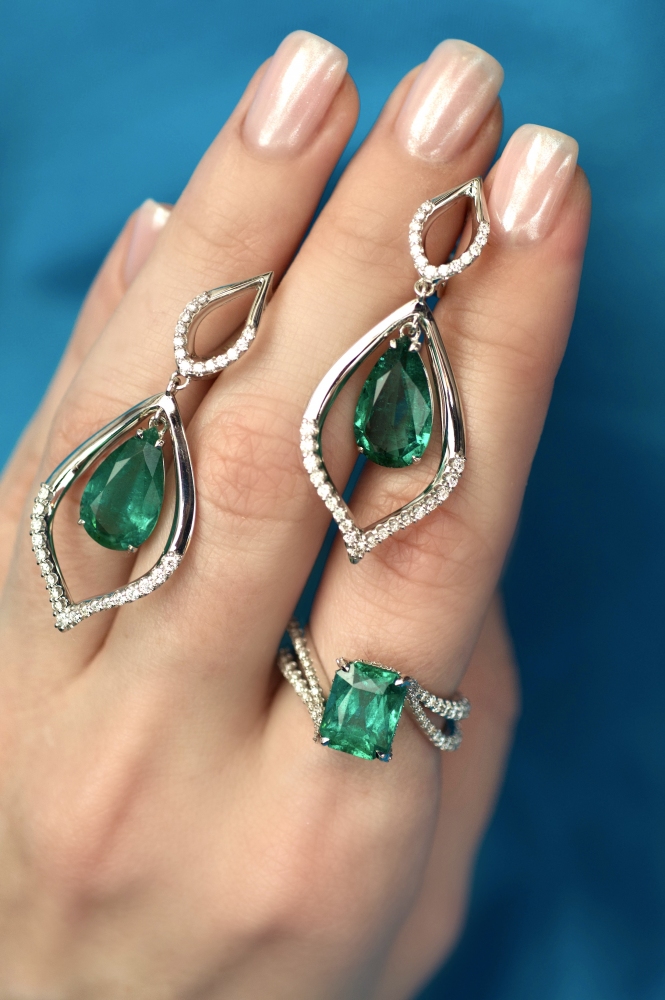 Emerald and Diamonds White Gold Earrings