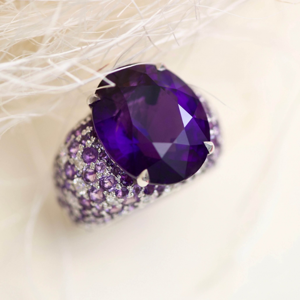 Коктейльное кольцо с фиолетовым аметистом и бриллиантами  - 17277