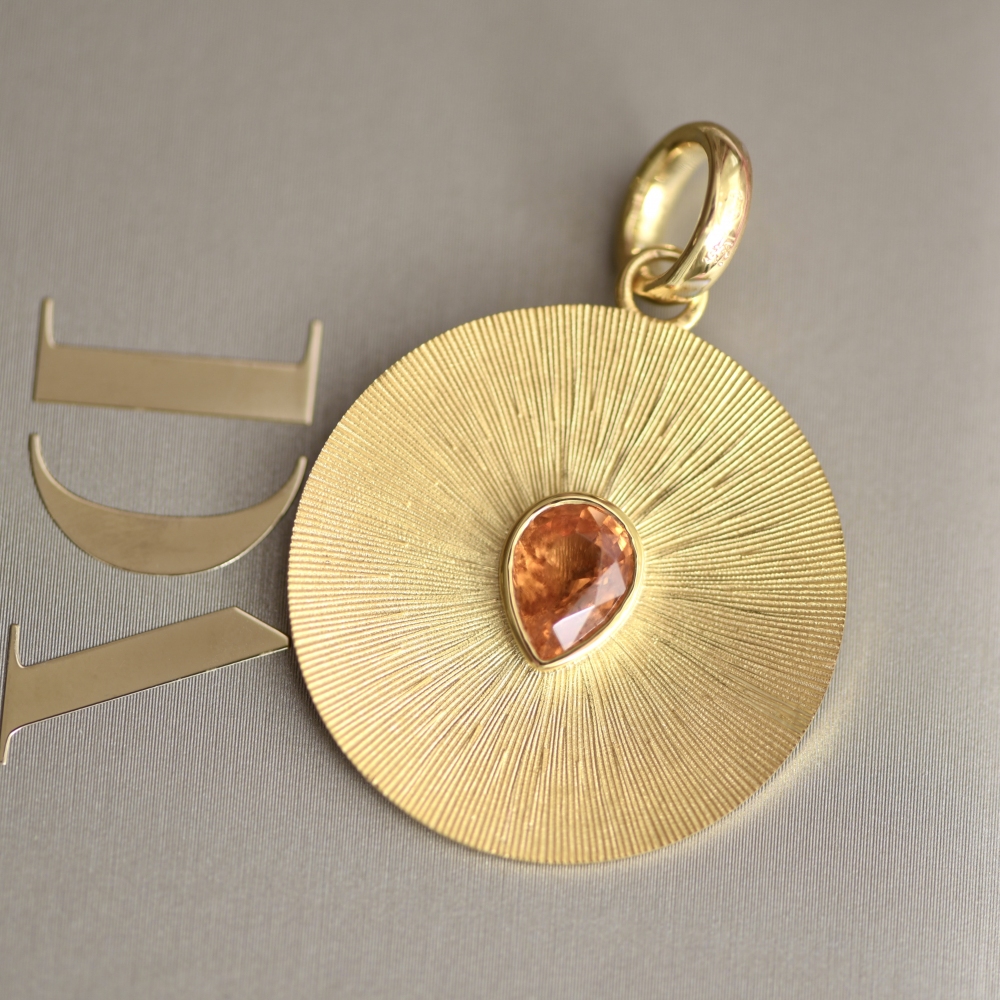 Yellow gold pendant with spessartine garnet - 17293