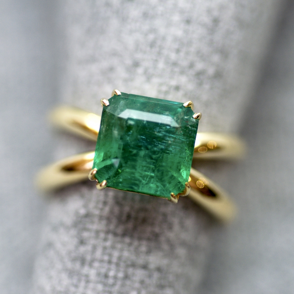Intense Green Emerald Yellow Gold Ring