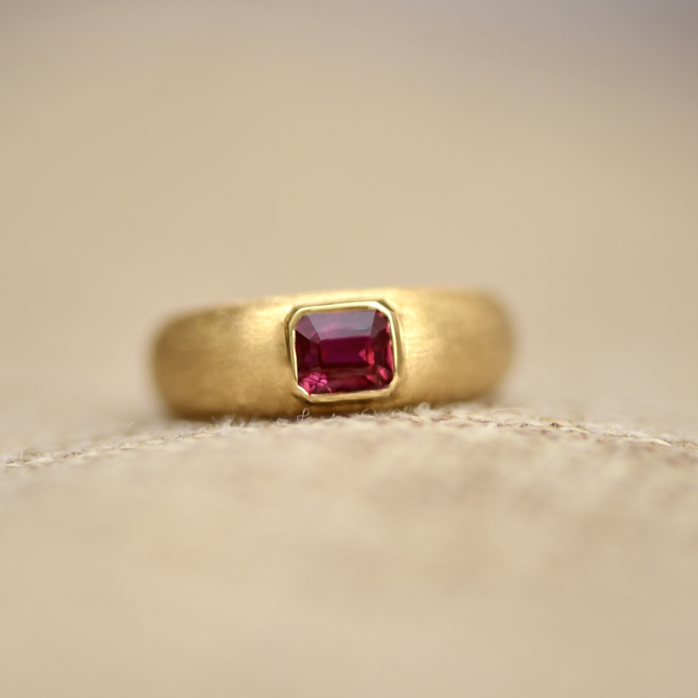 Natural Pigeon Blood Ruby Yellow Gold Ring 